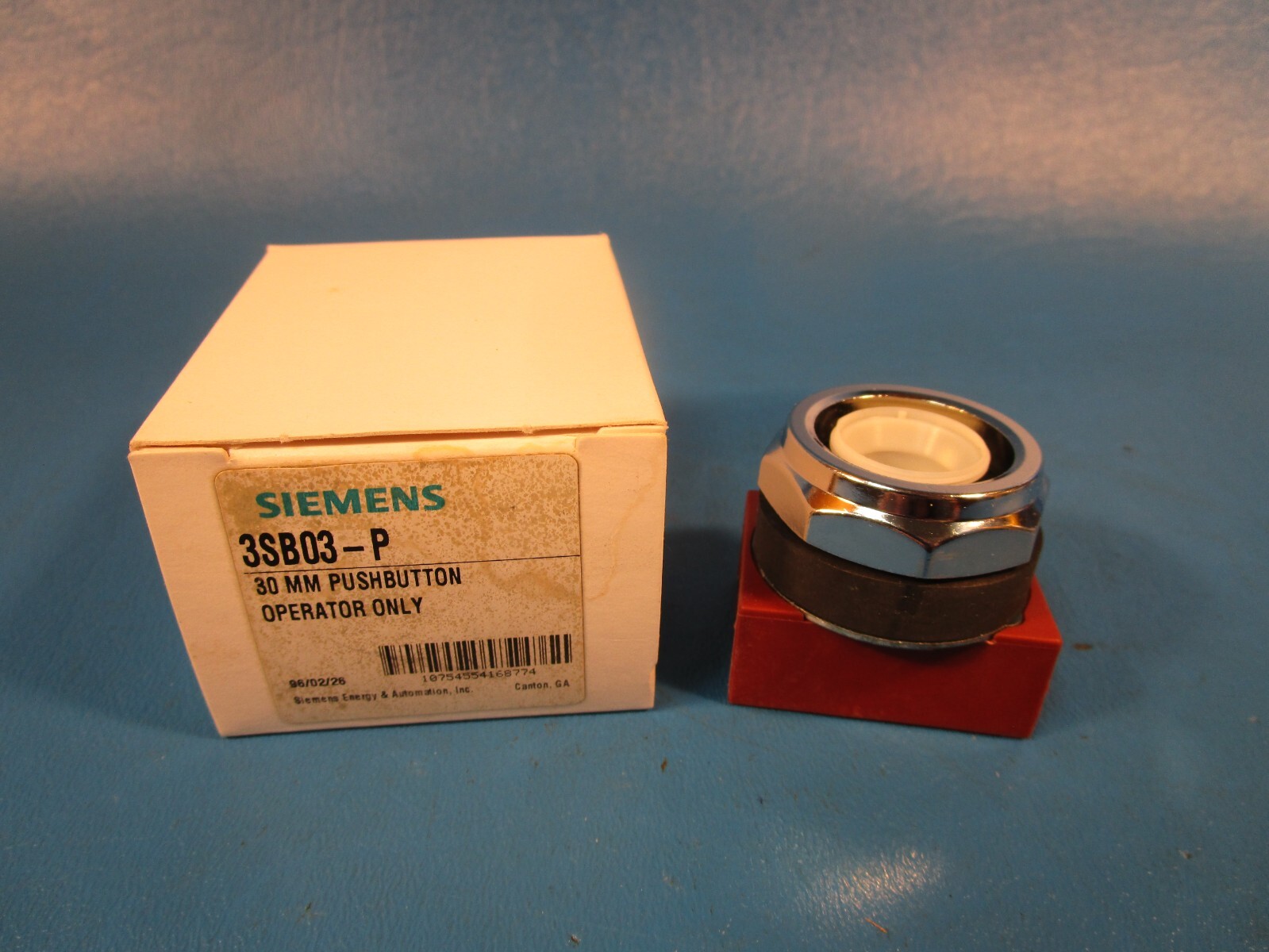 SIEMENS 3SB03-P, 30MM PUSHBUTTON, OPERATOR ONLY