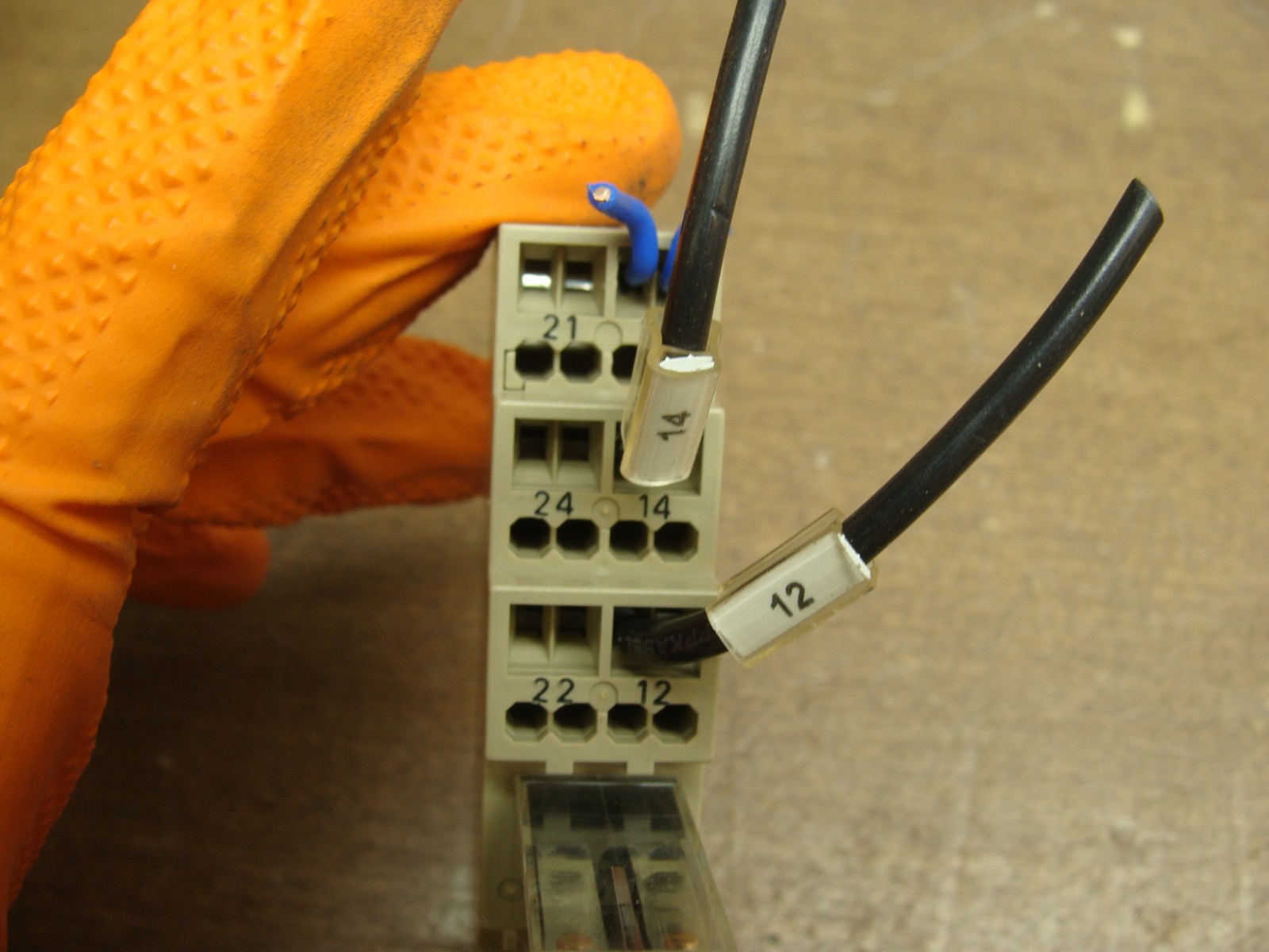 LOT OF 10 OMRON RELAYS G2R-2-S(S) 24VDC WITH SOCKET P2RF-08-S 5A 250VAC