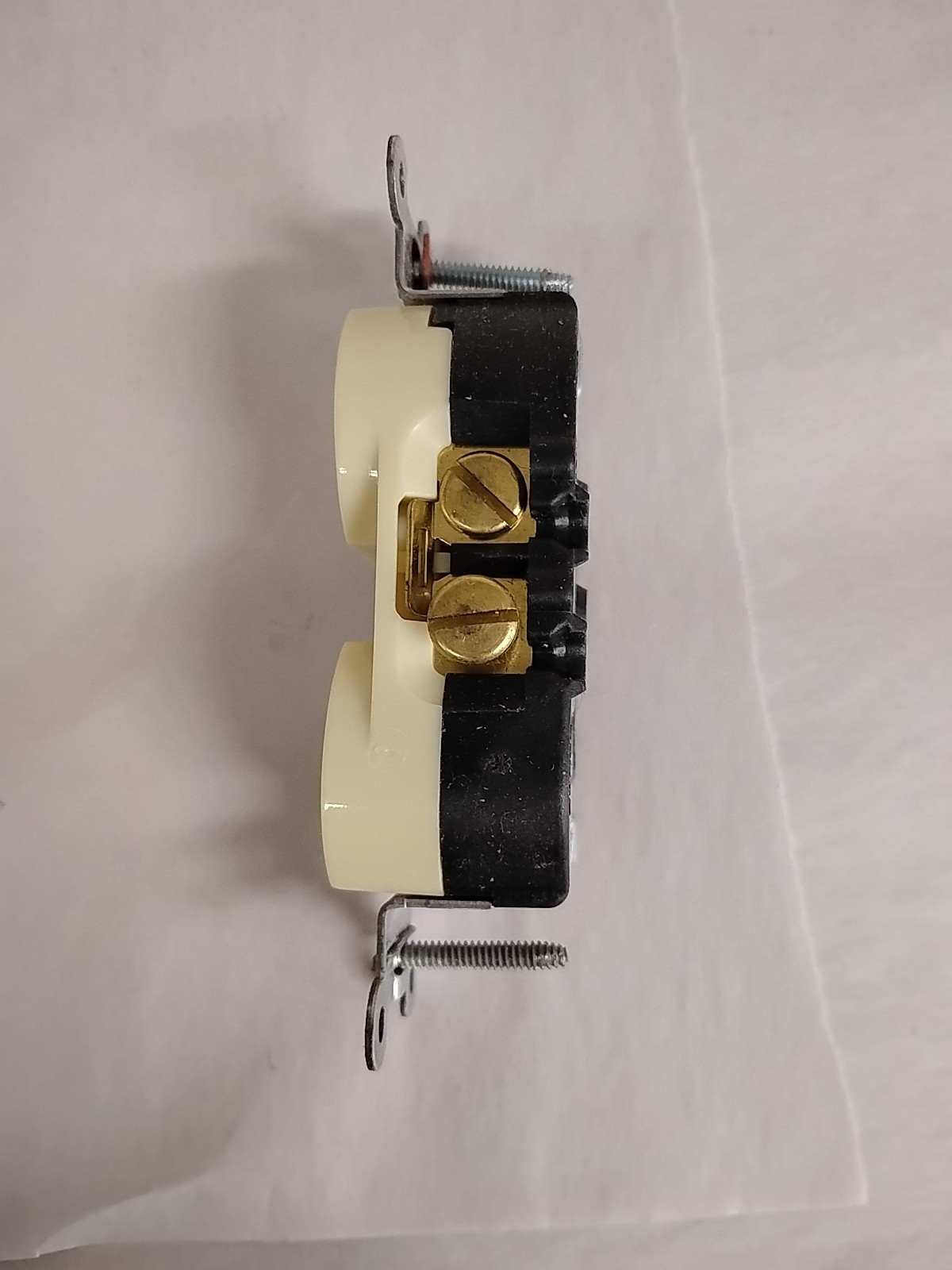 (8) Hubbell 15A 125V Duplex Receptacle NEMA 5-15R Commercial Spec Grade, Ivory