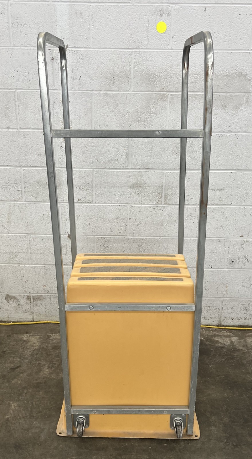 POLYETHYLENE 3 STEP STOOL W/RAILING LENGTH 19-3/4″ WIDTH 13″