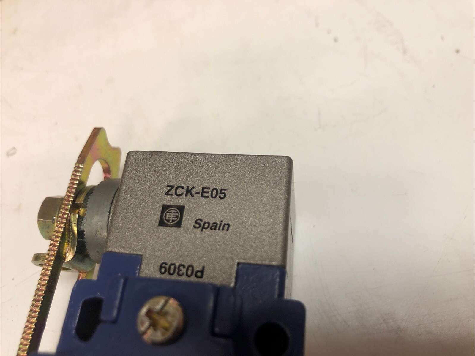 1 New Telemecanique Limit Switch With Arm XCK-J…H29, Ui 500V, AC 15. 240V 3A