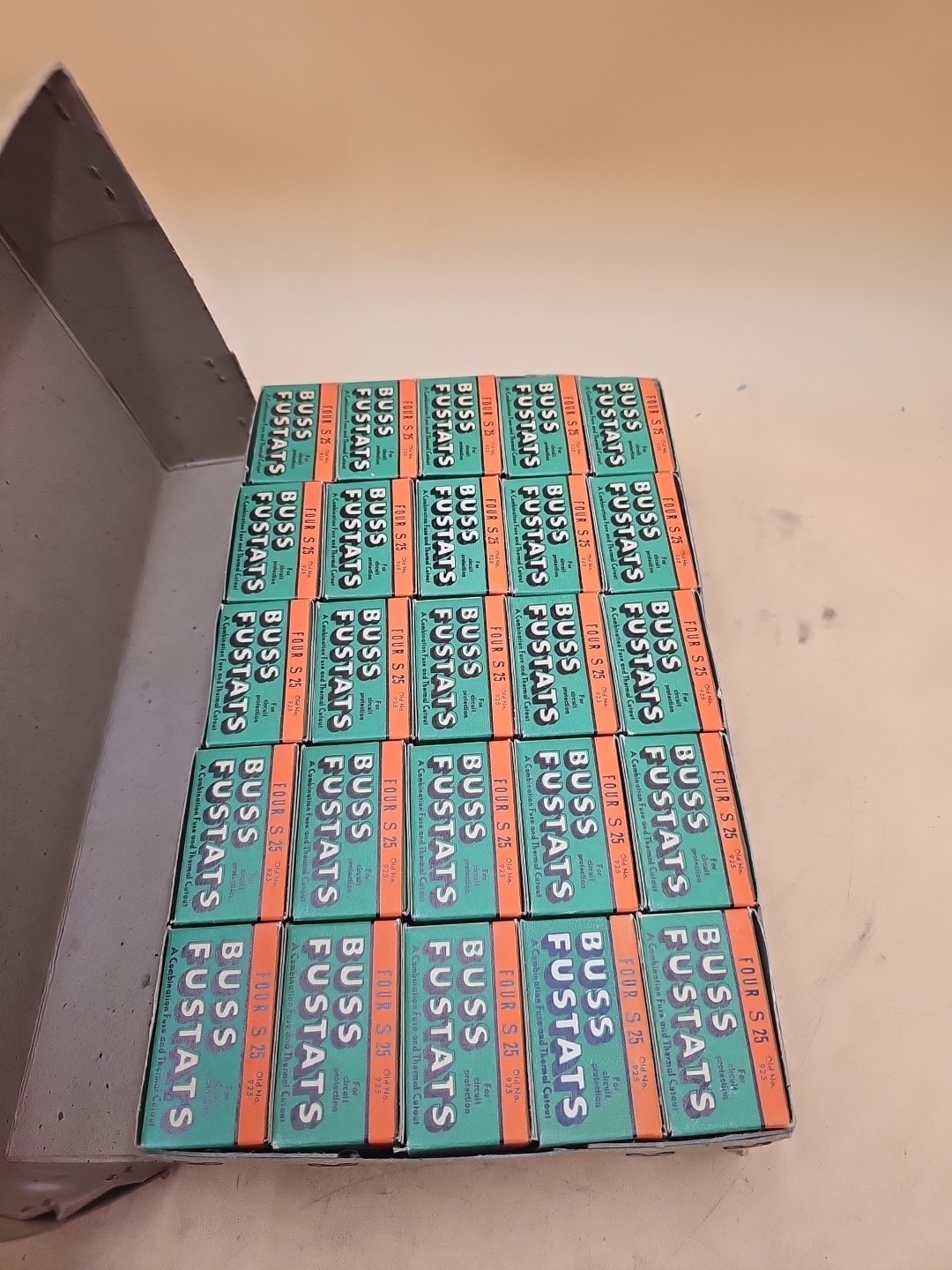 LOT 100 OF Buss Fustat S25 Screw In Fuses. 25 Amp