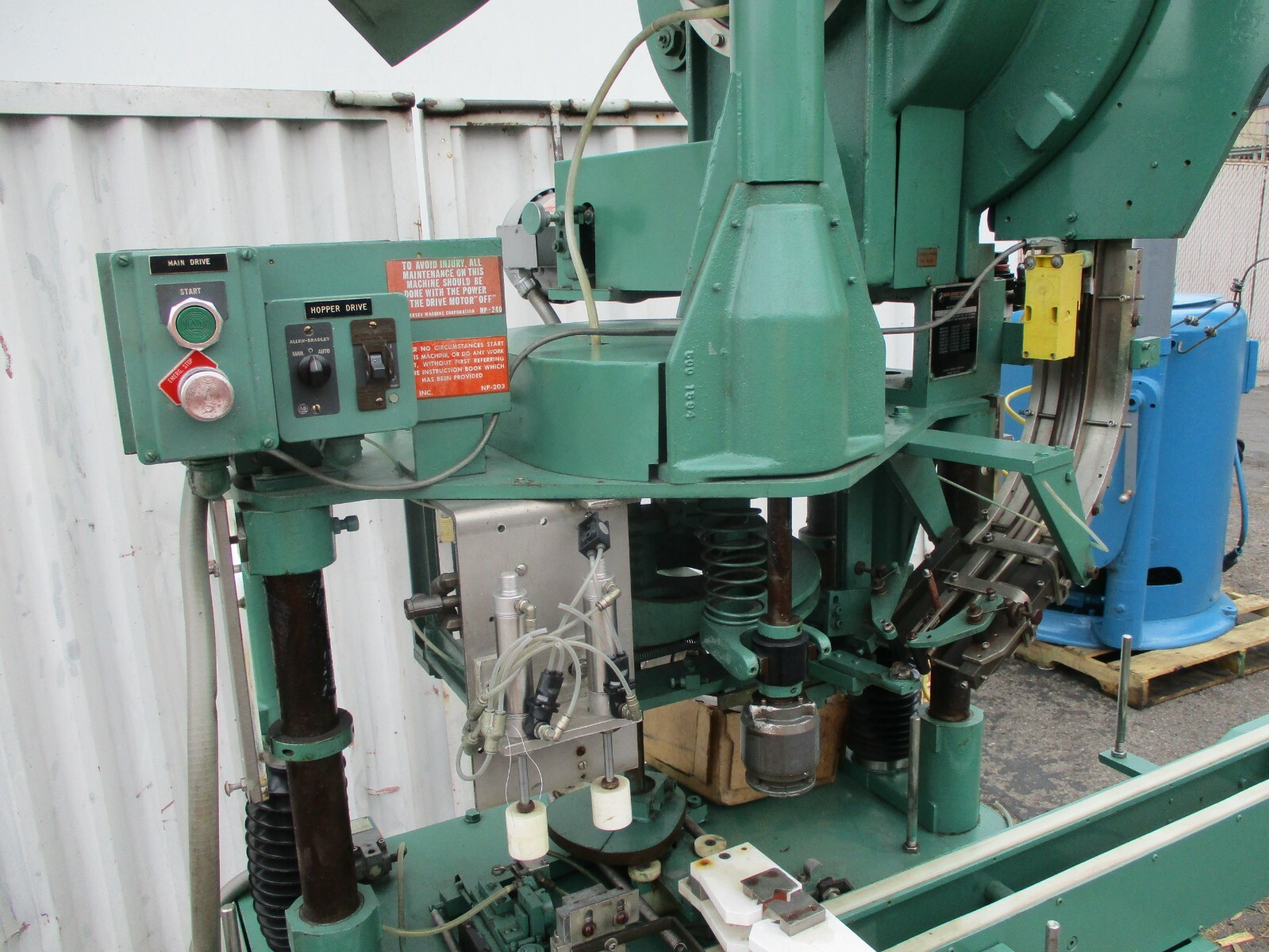 NEW JERSEY “APACHE” MODEL 550S AUTOMATIC BOTTLE CAPPING MACHINE