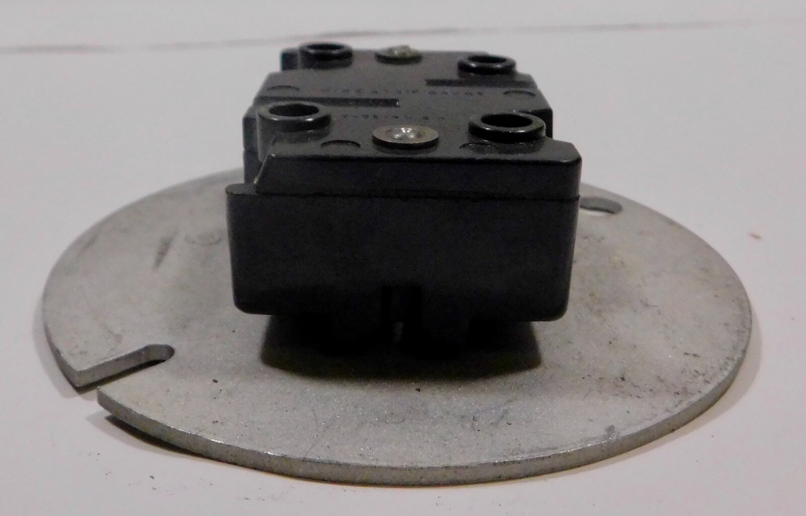 Hubbell Wire Strip Gauge Twist-Lock 20 attached to 20A 120/208V.30Y Plate