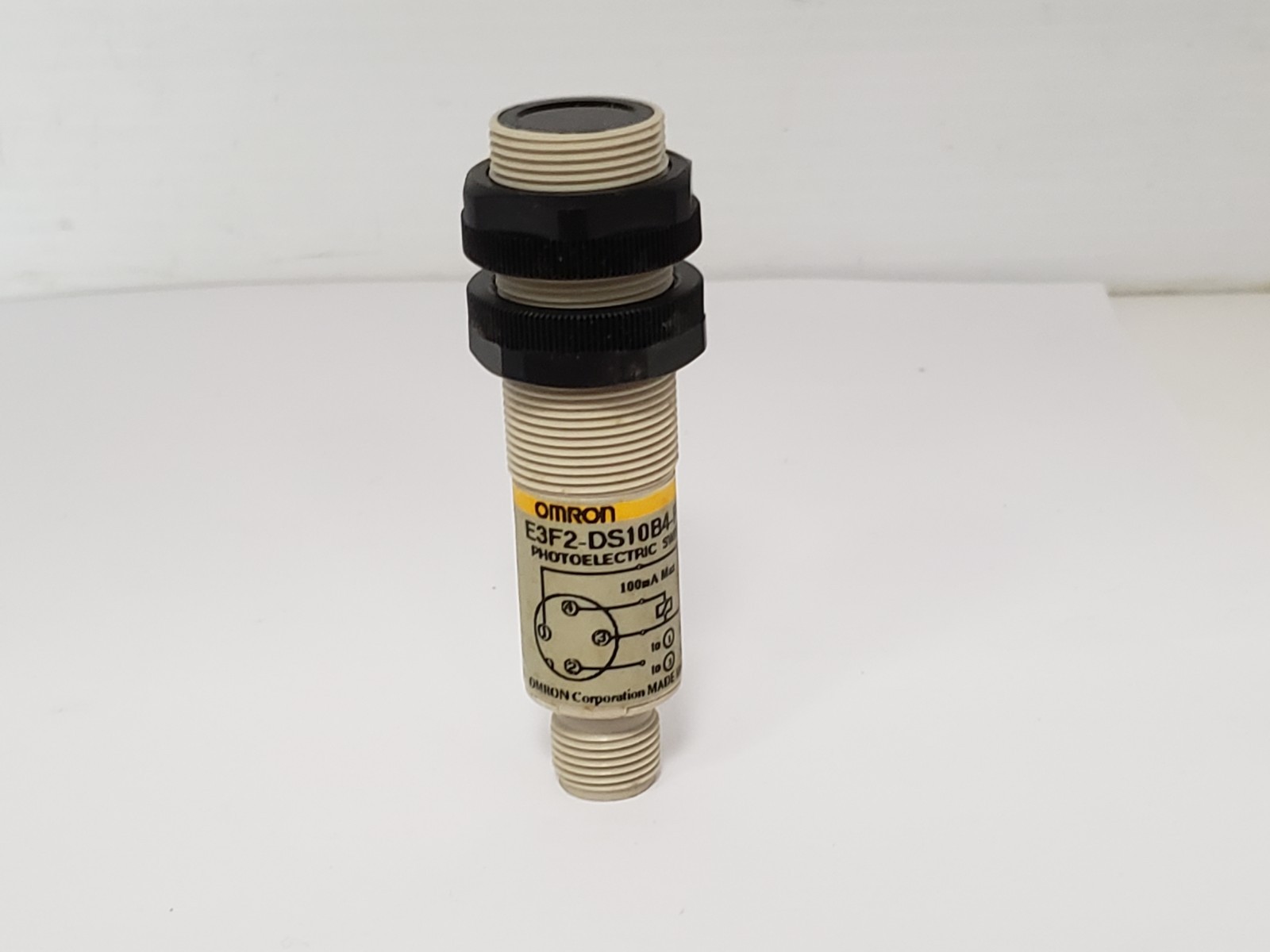 OMRON E3F2-DS10B4-P1 PHOTOELECTIC SENSOR PNP 10-30 VDC 4 PIN