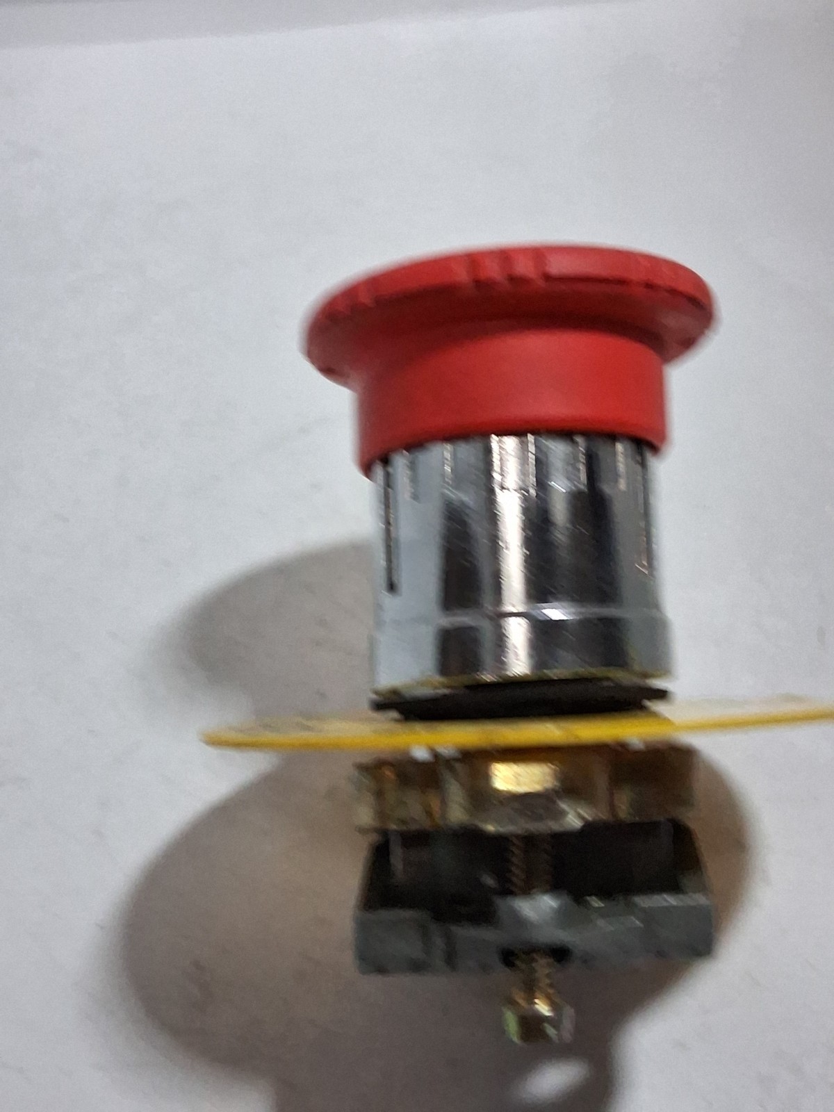 SCHNEIDER ZB4BS844 PUSHBUTTON OPERATOR RED TWIST RELEASE W/LEGEND PLATE