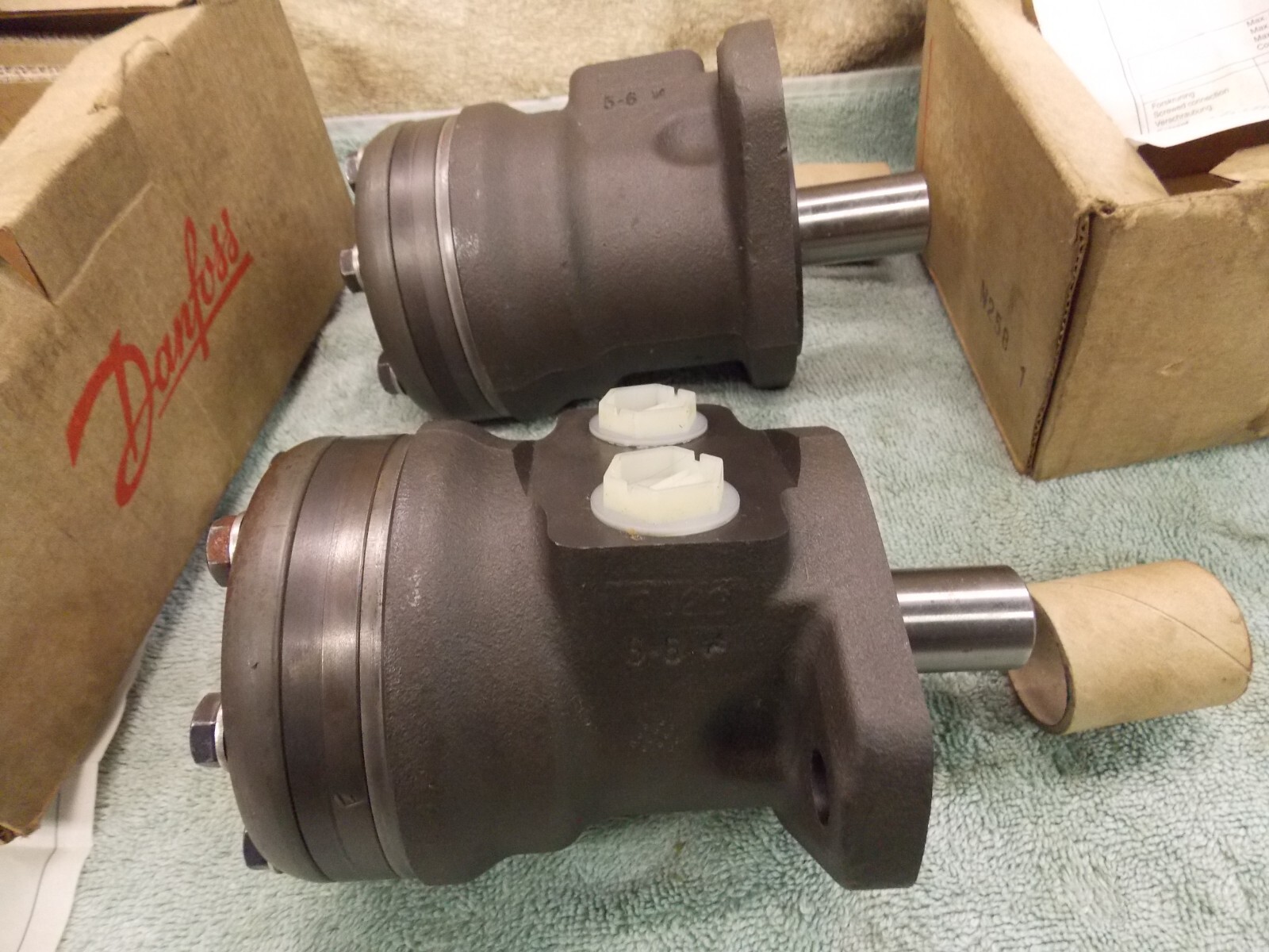 Danfoss N258 151-2383 Hydraulic Motor 1” Shaft Displace 4.9in3/r 2bolt Flange