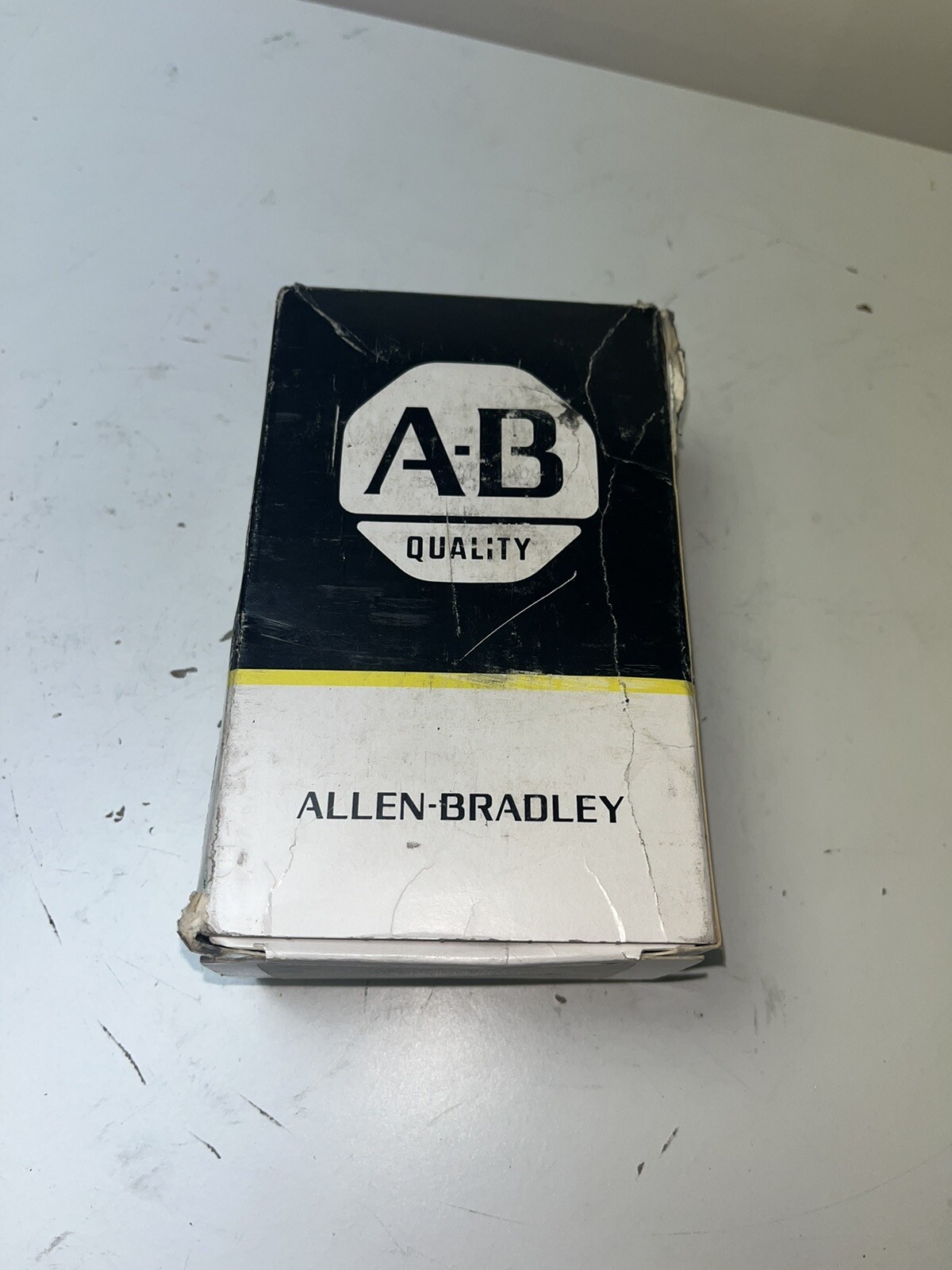 New ALLEN-BRADLEY 700-P440A1 TYPE P CONTROL RELAY. 115-120V 60HZ / 110V 50HZ New