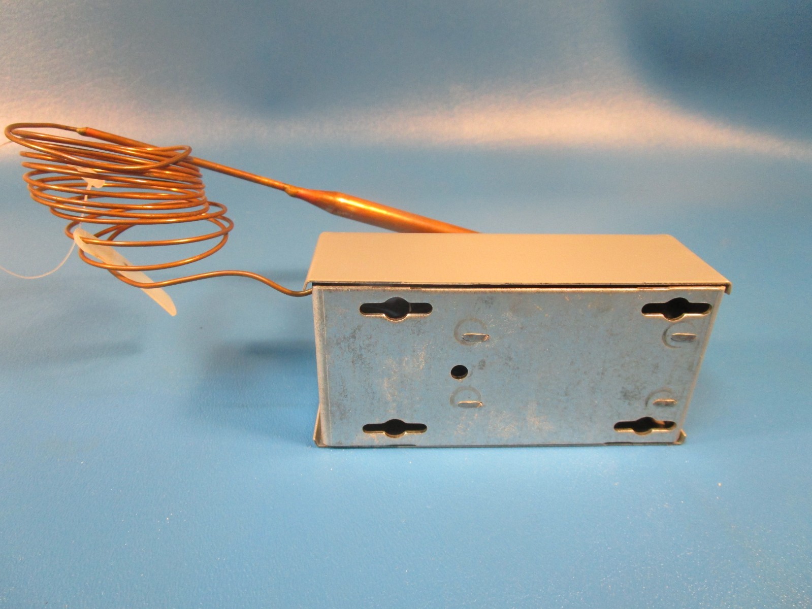 Johnson Controls A19AAF-21 C, REMOTE BULB TEMP CONTROL. 6 CAP. SPDT. NEMA 1. 3/8