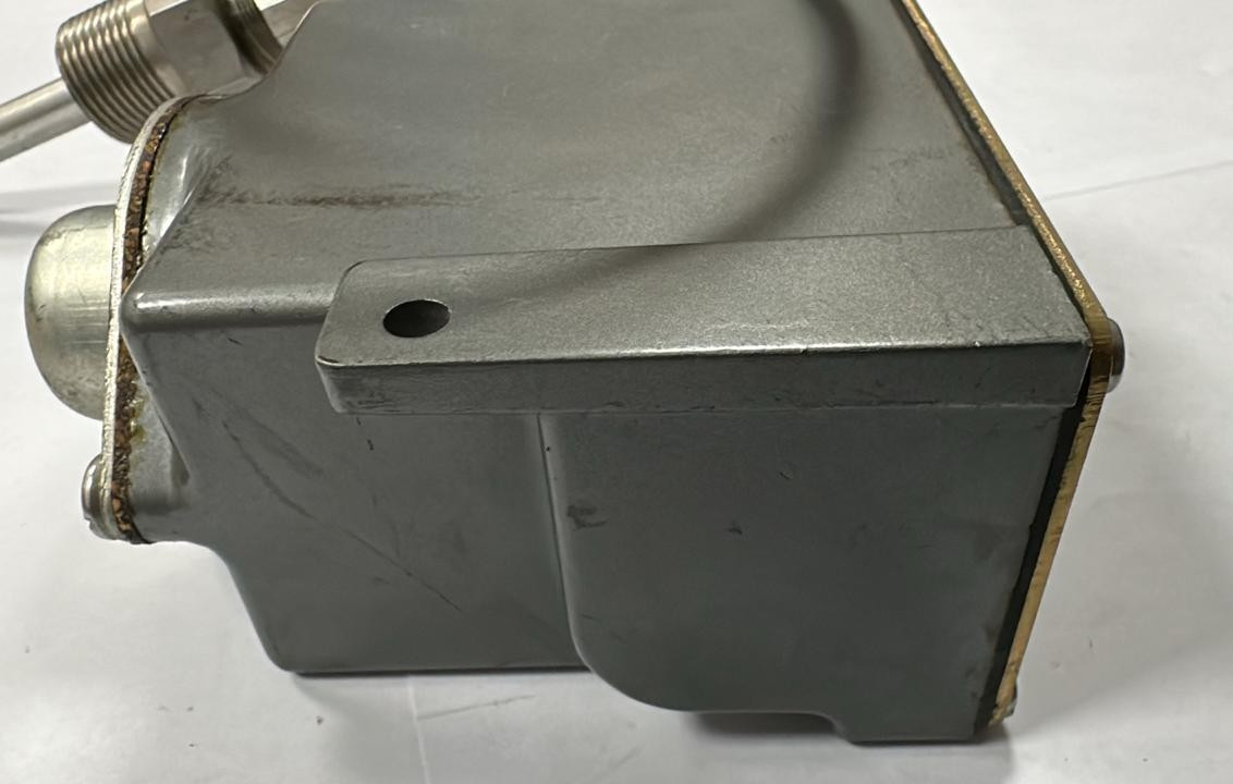 UE UNITED ELECTRIC Controls E55 11964 TEMPERATURE CONTROLLER 150-650F 250V-AC