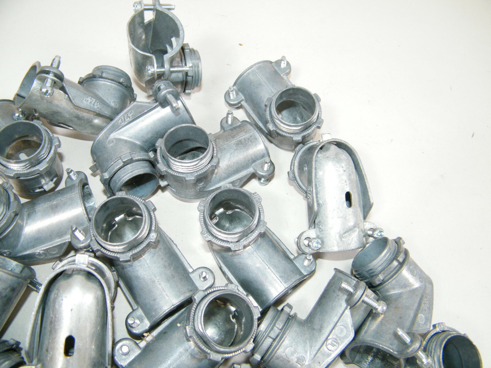(20) CONDUIT FITTINGS CLAMP STYLE 90 DEGREE 3/4″ CONNECTOR