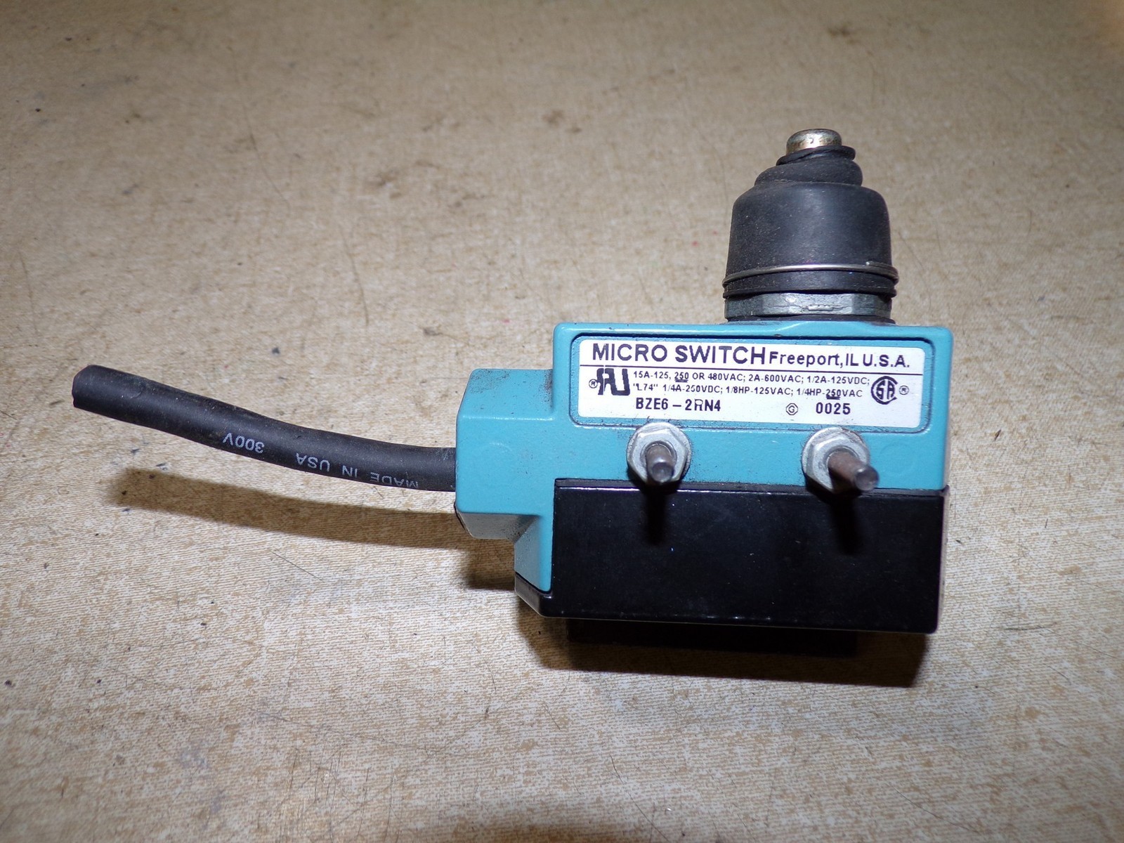 Honeywell BZE6-2RN4 MIcro Switch with Bracket *FREE SHIPPING*