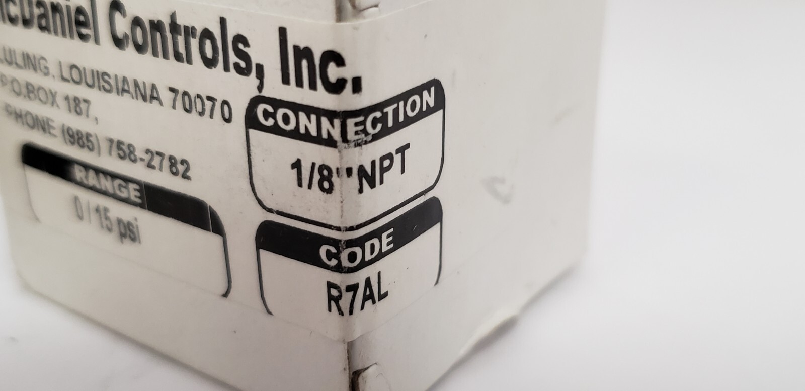 McDANIEL CONTROLS R7AL PRESSURE GAUGE, 0-15 PSI, 1/8″ NPT BRASS, NIB