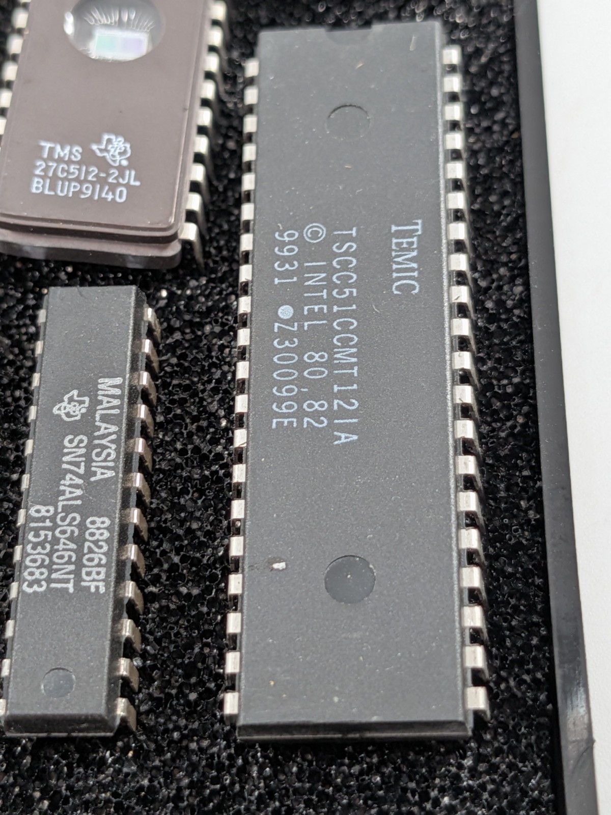 IC Lot. 24 Pcs TI 27C512 28 Pin Ceramic UV EPROM IC + 5 TSCC51 uControllers