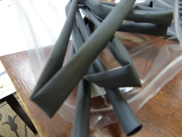 3M F221B1/2BK210 Qty of 1 per Lot HEATSHRINK 1/2 IN LOT OF APPROX 7 FEET.