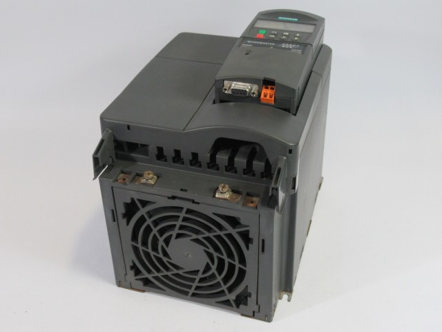 Siemens 6SE6440-2UE17-5CA1 AC Drive 0.75kW 3Ph 500-600V 2.0A 47-63Hz USED
