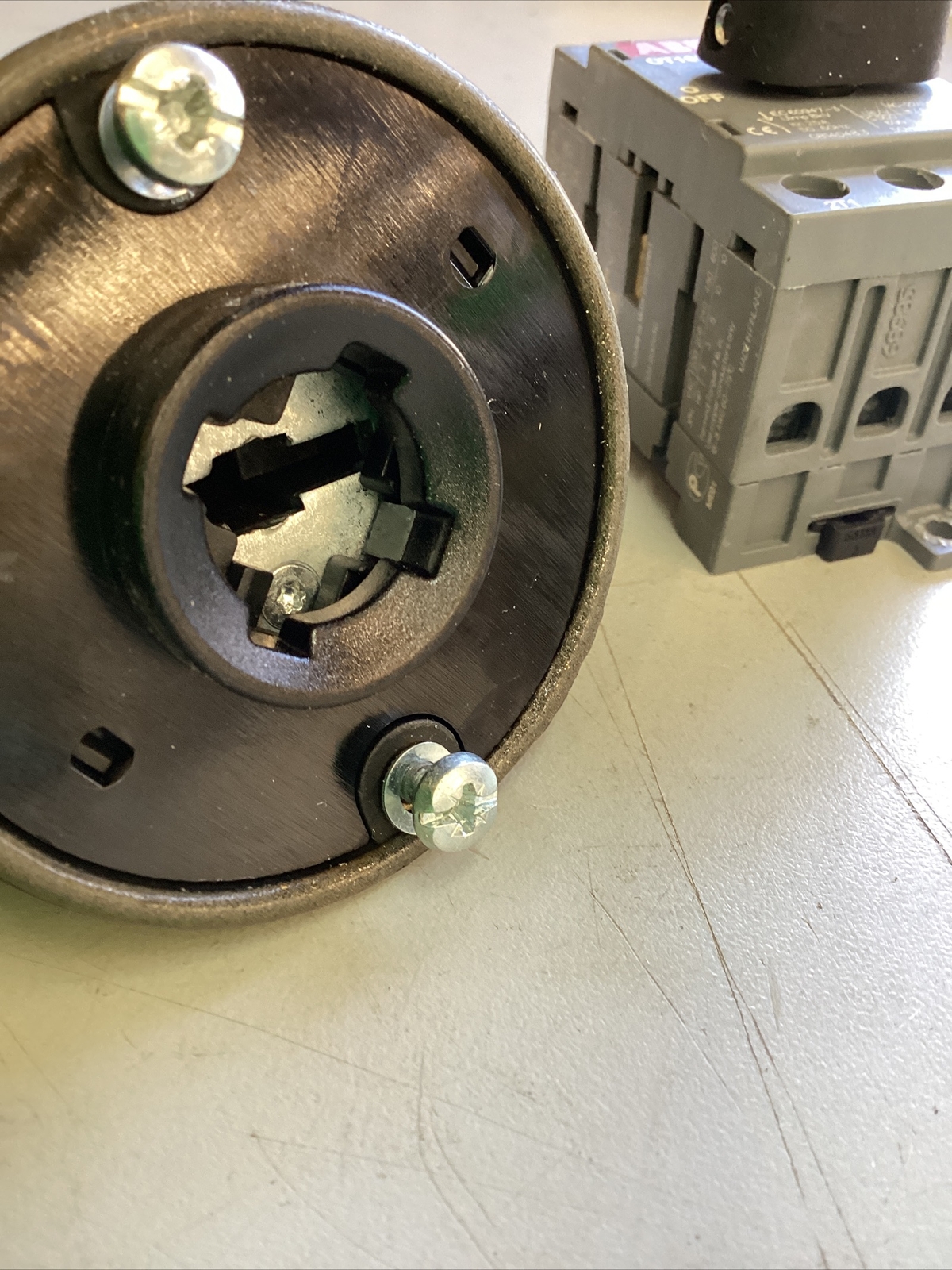 ABB OT16F3 DISCONNECT SWITCH 3-POLE 600V 50/60HZ 20A. &km38 SQ-D
