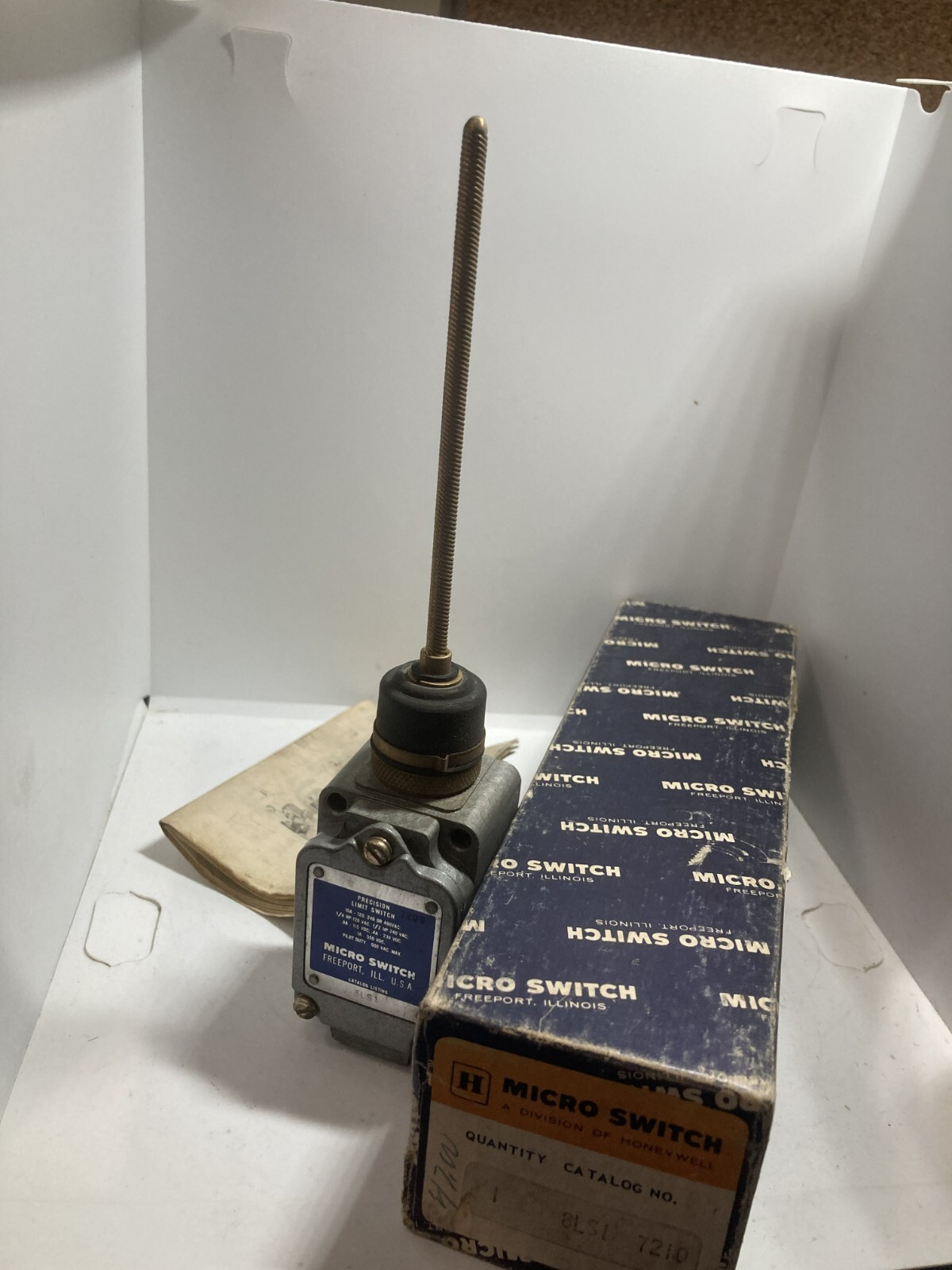 HONEYWELL 8LS1 LIMIT SWITCH 1NO/1NC WOBBLE ROD 10A 480VAC 600V MAX NIB