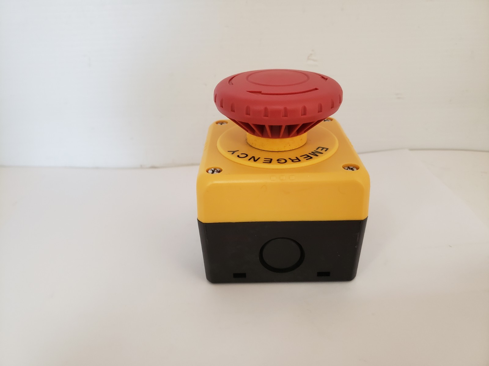 IDEC FB1W-XW1E-BV522MR ENCLOSURE BOX EMERGENCY STOP BUTTON NIB