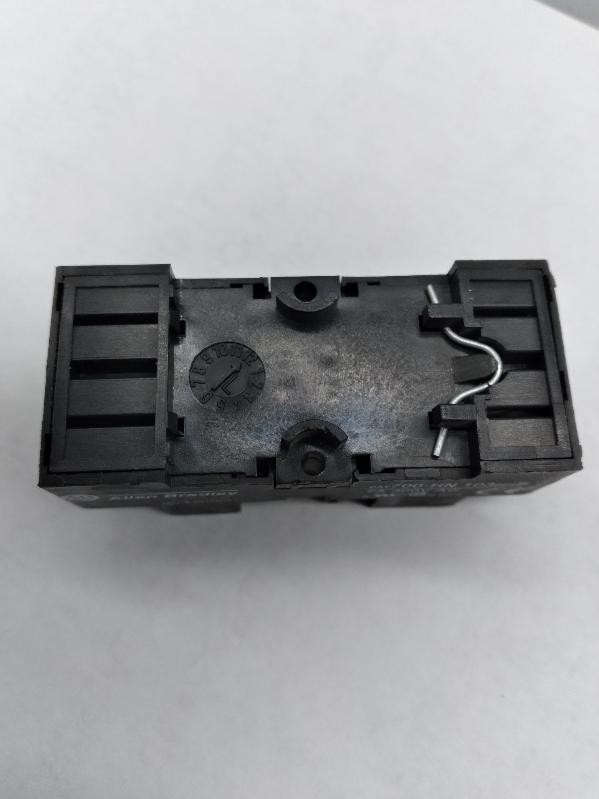 Allen-Bradley 700-HN103-B Relay Socket 14-Blade Din Rail Mount 300VAC 7Amp