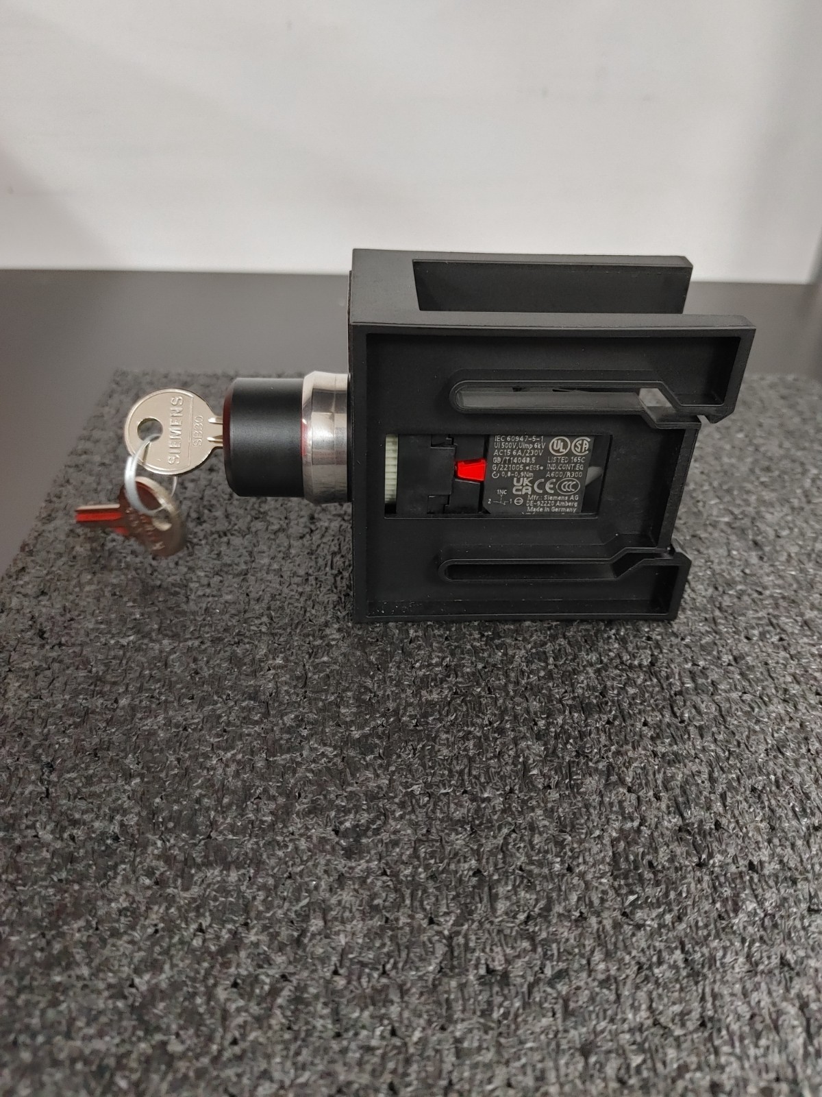 SIEMENS Key On Off Switch with 3SU1400-1AA10-1CA0 Contact Module