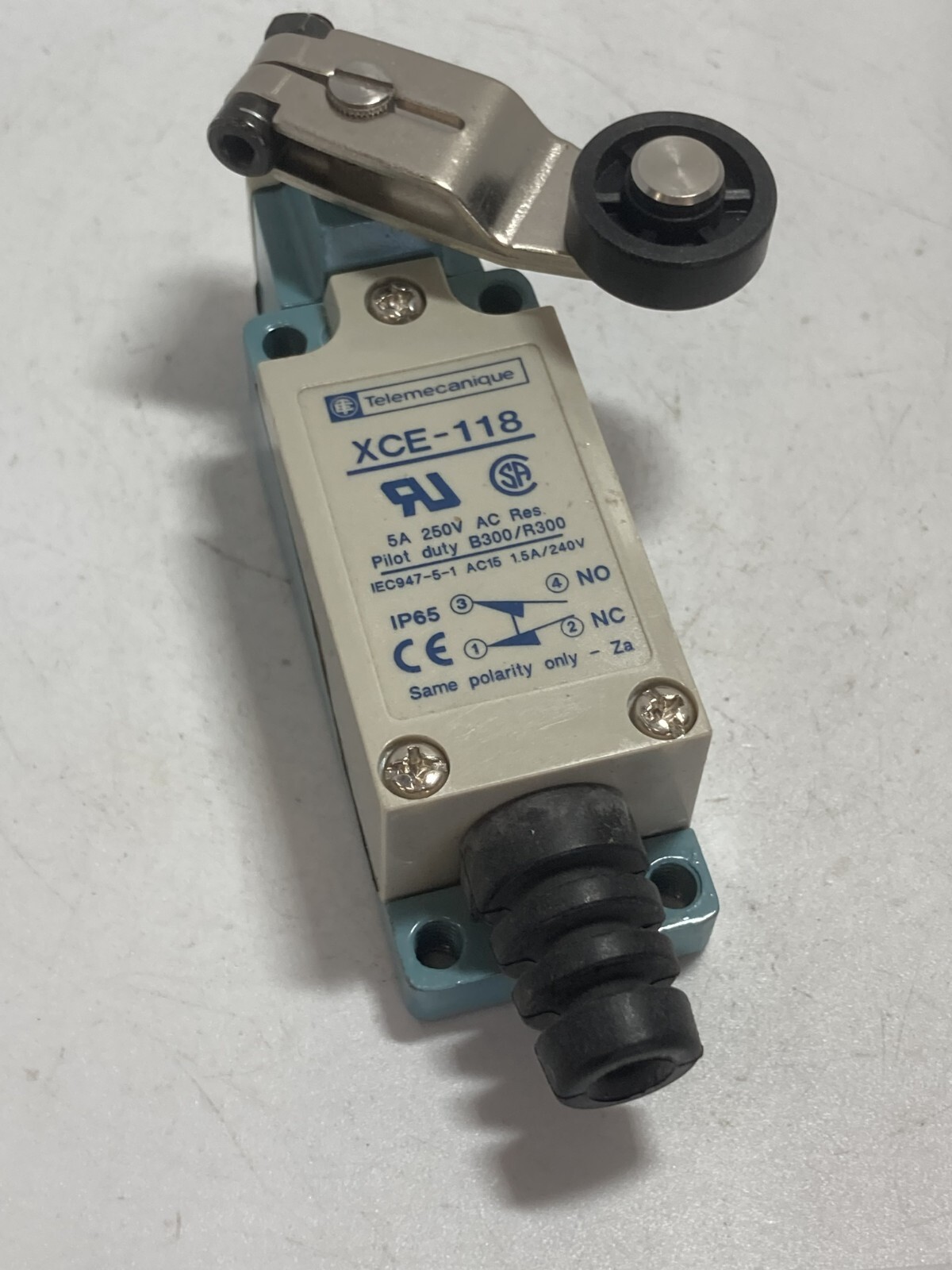 TELEMECANIQUE XCE-118 LIMIT SWITCH 5A 250VAC PILOT DUTY 1NO/1NC ROLLER LEVER NNB