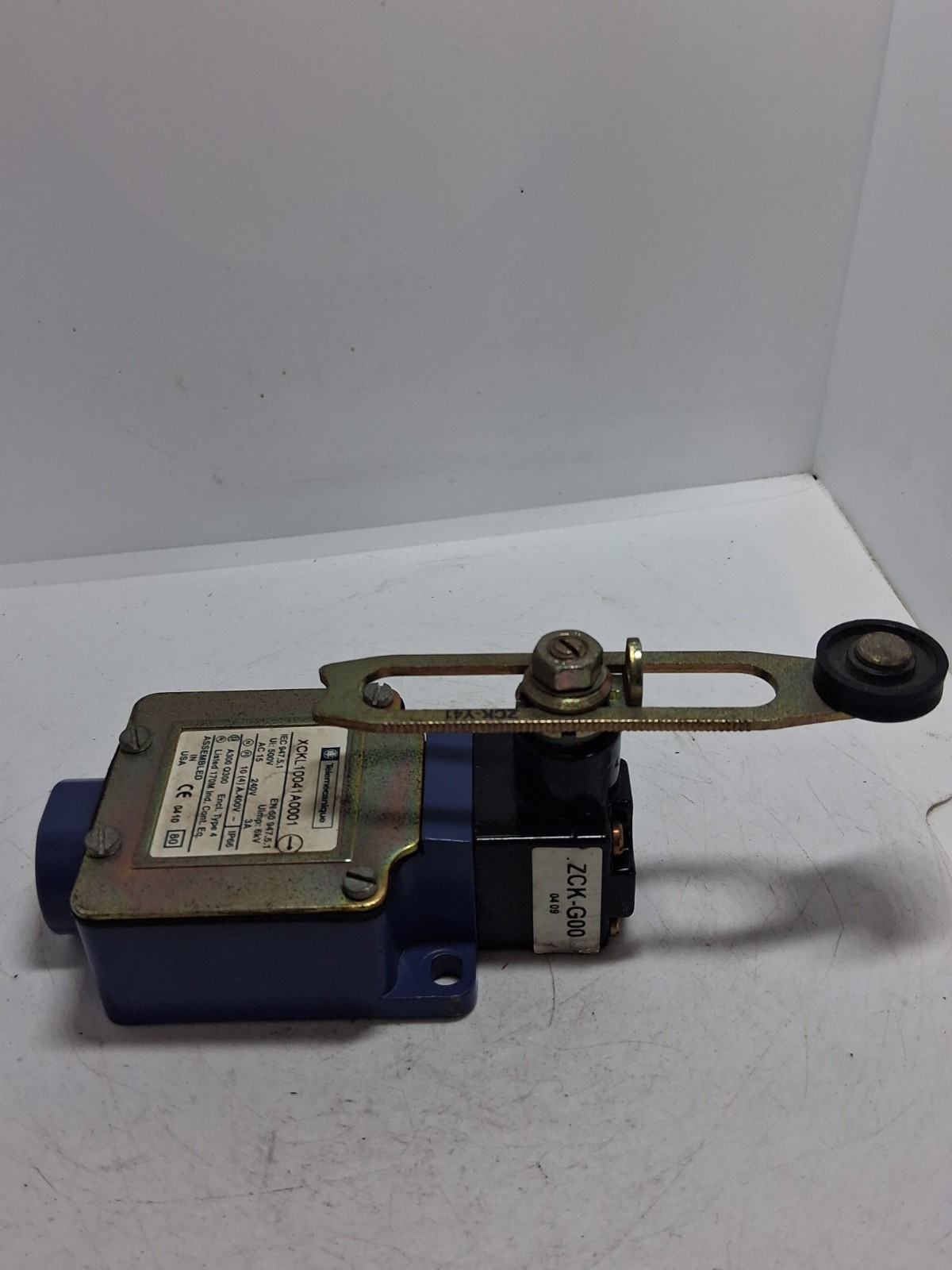 TELEMECANIQUE XCKL10041A0001 LIMIT SWITCH 240VAC 10A ROLLER LEVER NNB