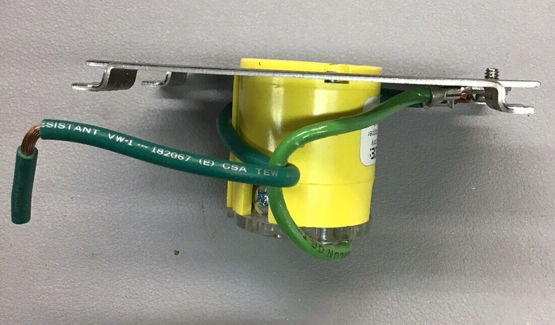 ERICSON 2715FS20 FLIP SEAL COVER W/ RECEPTACLE *NEW IN BOX* (B225)