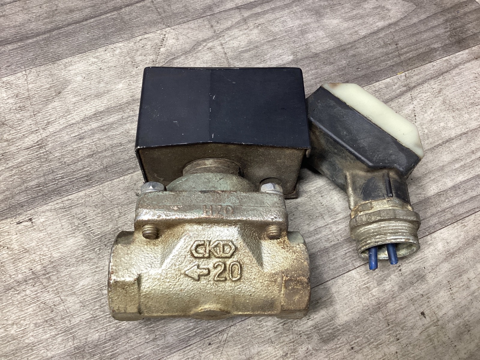 CKD APK11-20A 24VDC SOLENOID VAVE #126D72PR5