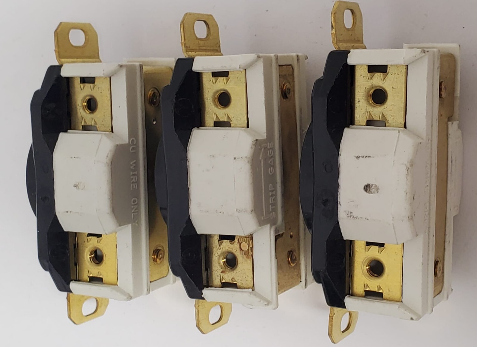 TWIST LOCK RECEPTACLE 30A.125/250V / 2710A HUBBELL – LOT OF 3