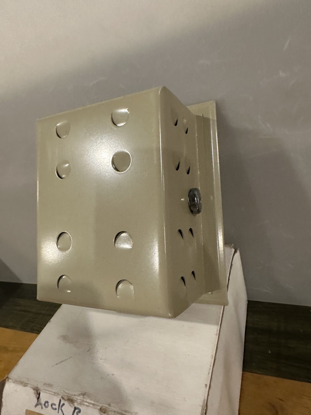 Interstate Electric mfgs BTG-54VL Metal Thermostat Guard 320-10300