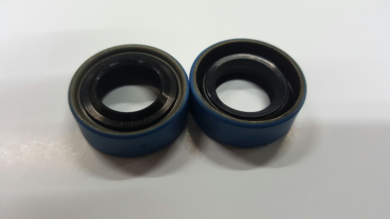 PN: 4940 OIL-SEALNEW CHICAGO RAWHIDE SKF AFTERMARKET