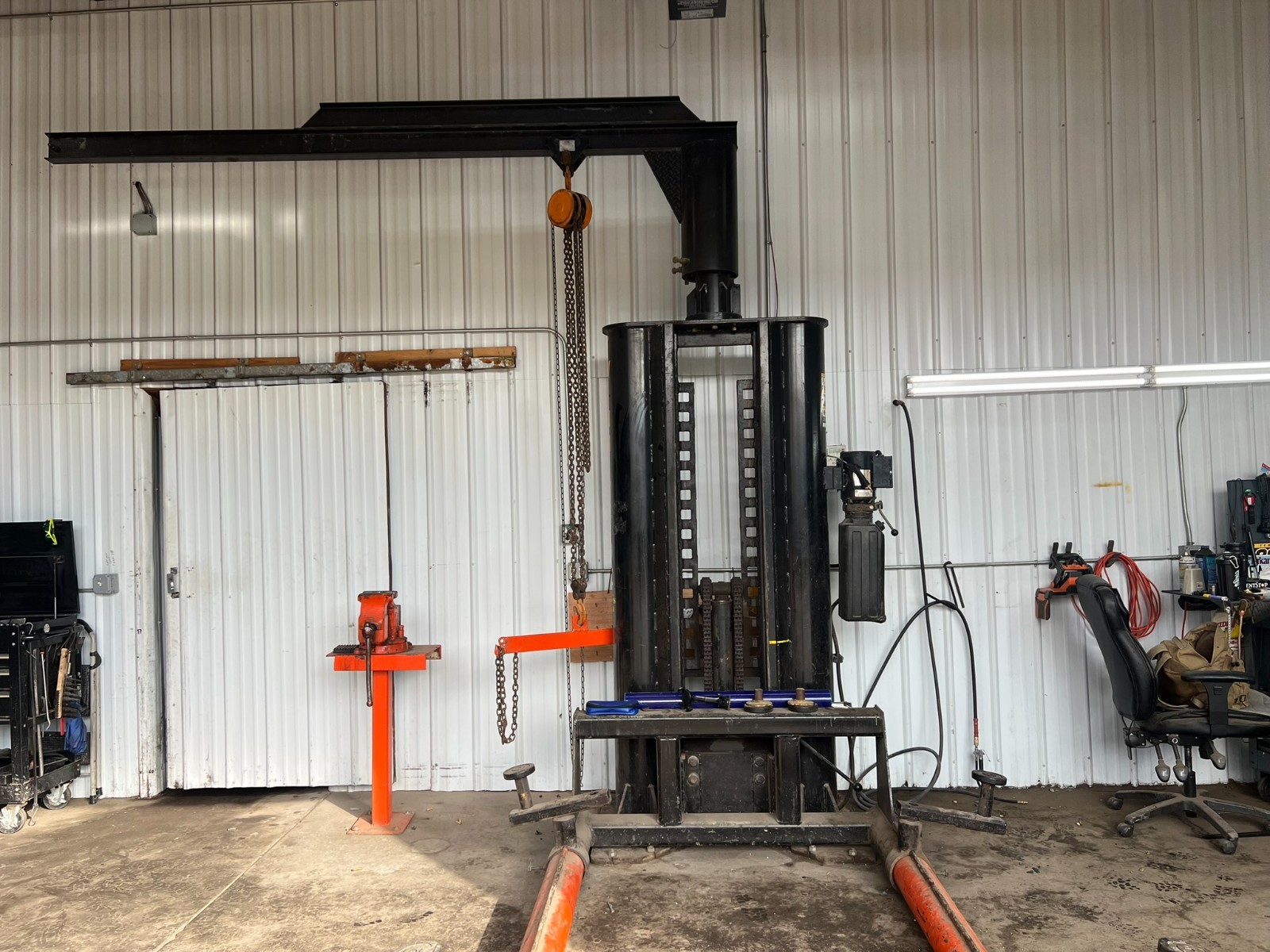 9000lb CAR/TRUCK HOIST TWINLIFT BY CHASSIS LINER W/OVERHEAD BOOM ENGINE LIFT