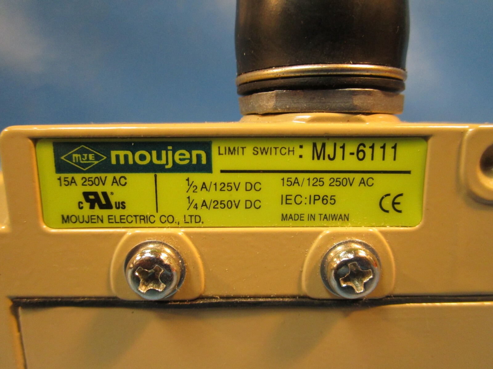 Moujen, MJ1-6111, Limit Switch, Seal Button Plunger, Side Mount