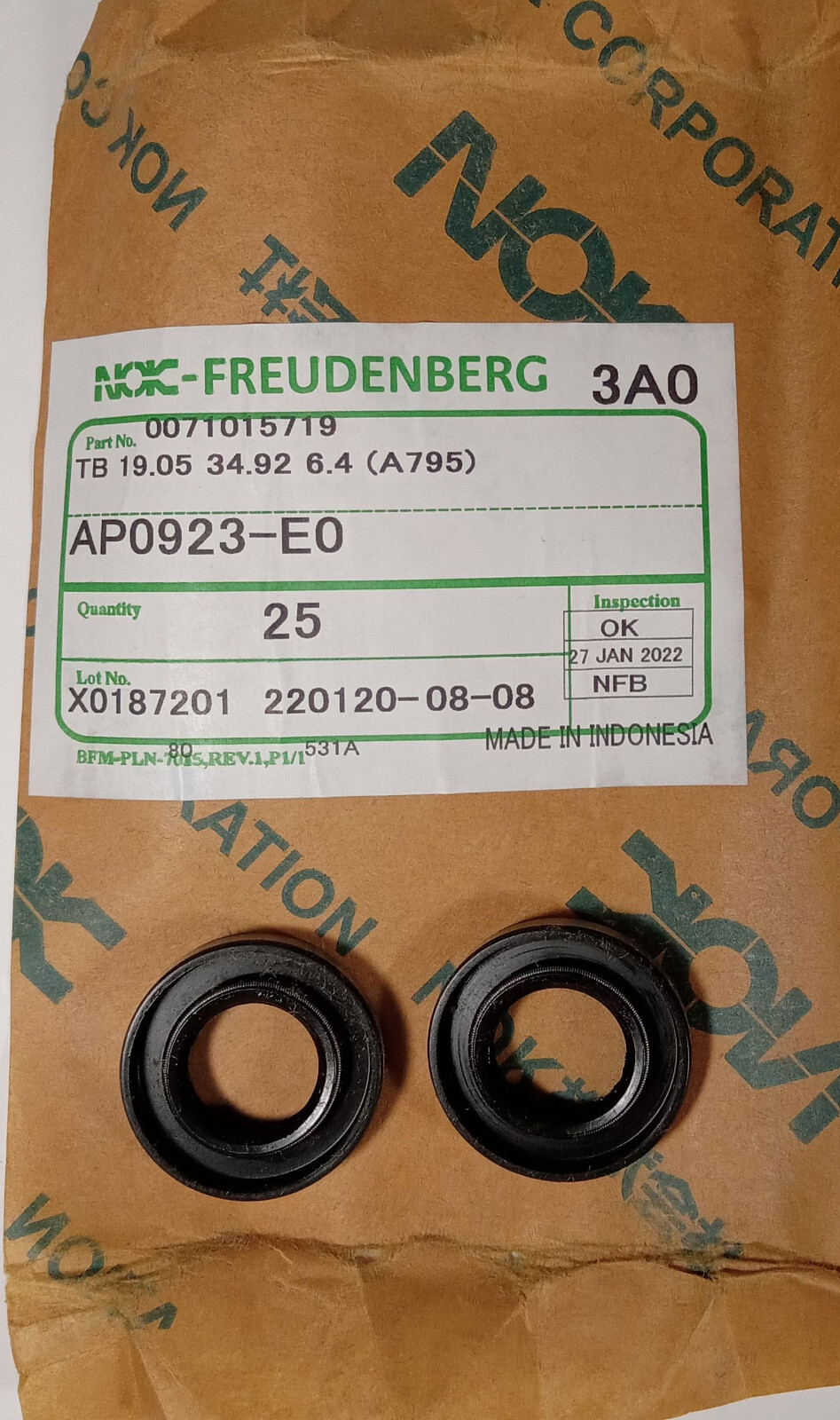 2 NEW NOK A795 AP0923-E0 OIL SEALS 19.05 34.92 6.4 NIB ***MAKE OFFER***