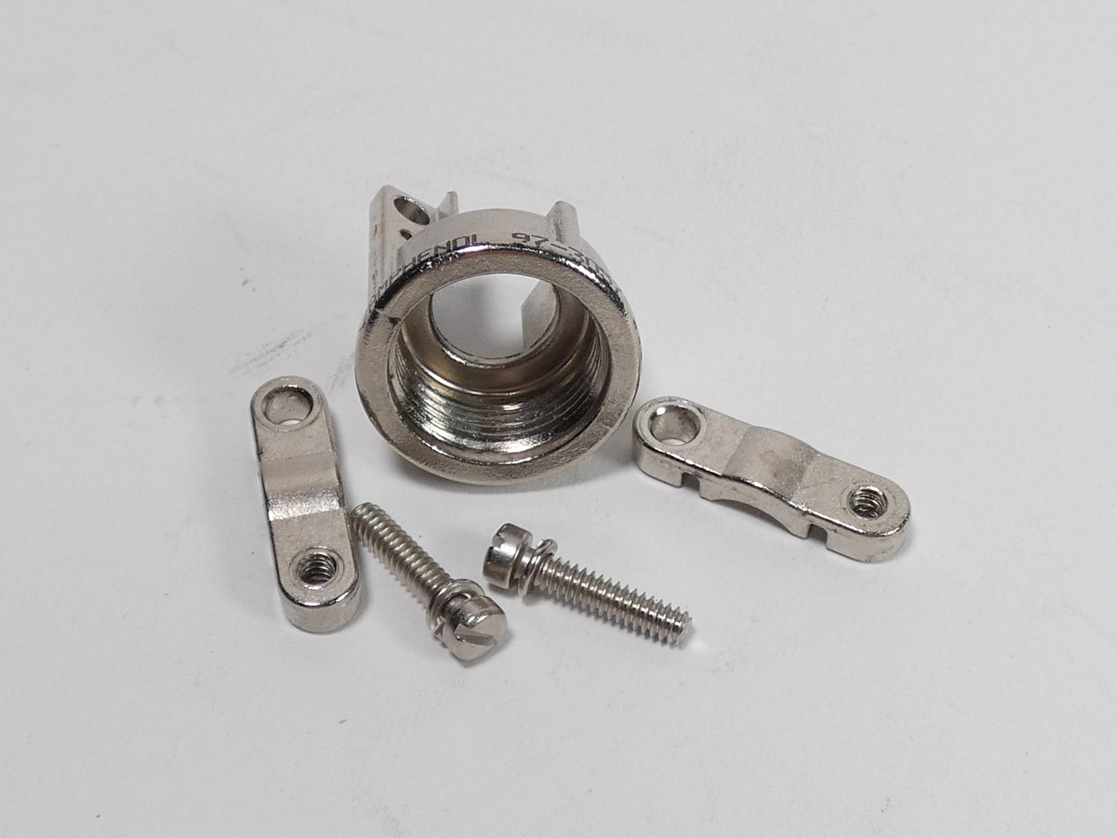 *Lot of 8* Amphenol 97-3057-1007(676) Cable Clamp Connector – NEW Surplus!