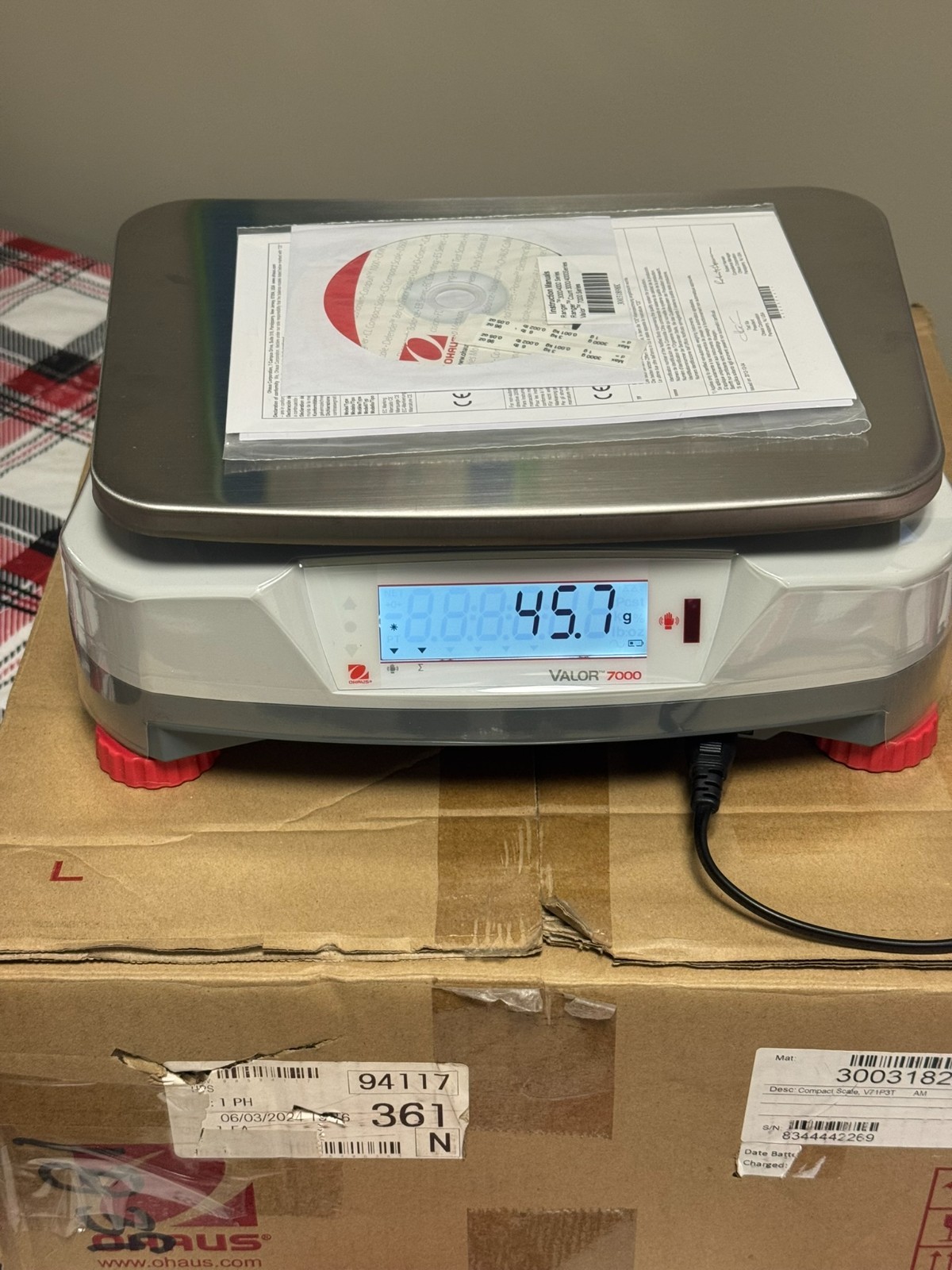 Ohaus Valor 7000 Bench Scale 6lb x 0.0002lb, 3000g x .1g, LCD, Stainless Pan