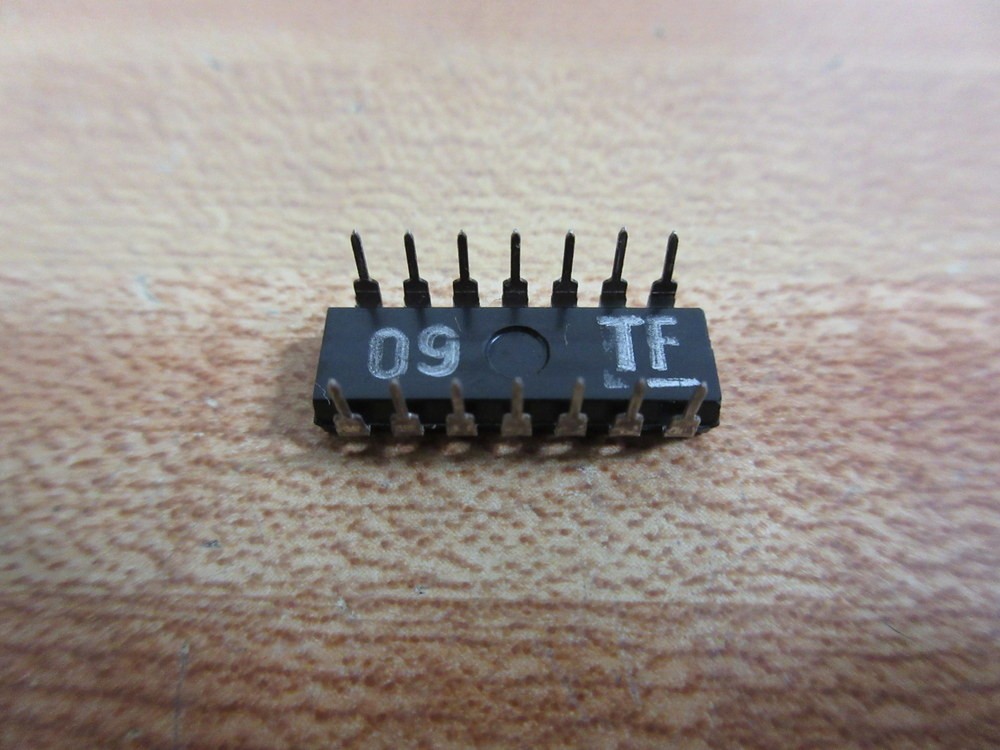 Texas Instruments SN74LS09N Integrated Circuit