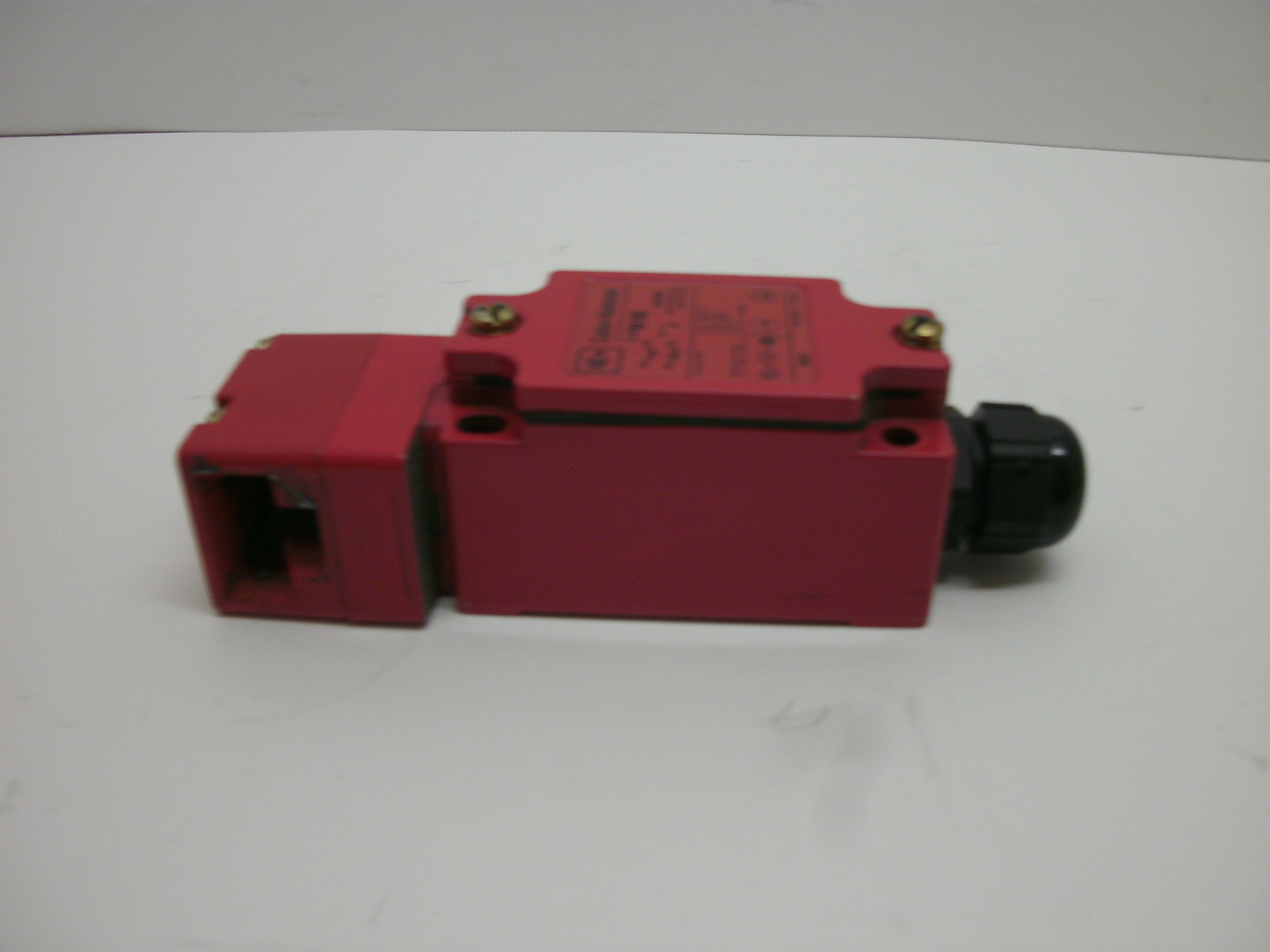 CUTLER-HAMMER E48M1K0 SERIES A1 KEY INTERLOCK LIMIT SWITCH EN 60947-5-1 VDE 0660