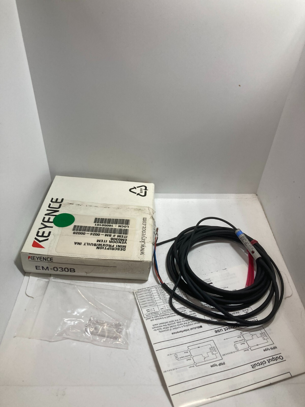KEYENCE EM-030B PROXIMITY SWITCH 10.8-30VDC NPN RED LED NIB