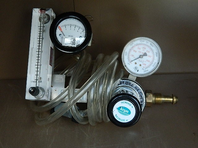 Airgas 2121351 15-500-BV Regulator with Dwyer Flowmeter VFB-65-SSV T27AG