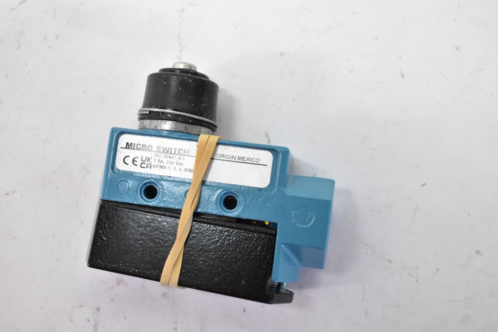 Honeywell BZE6-2RN72 Switch Limit N.O./N.C. SPDT Top Plunger Conduit 1.5 240