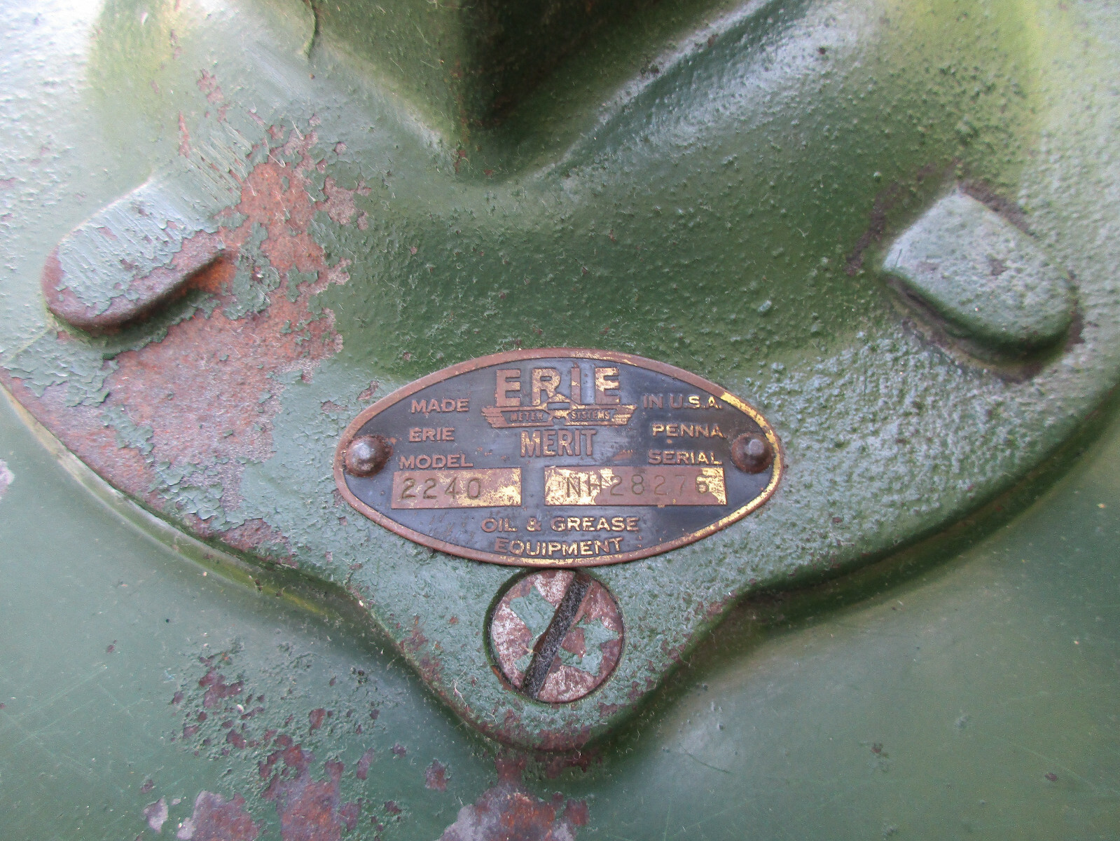Sinclair kerosene oil tank with hand metering pump by Erie #2240, 120 gallon