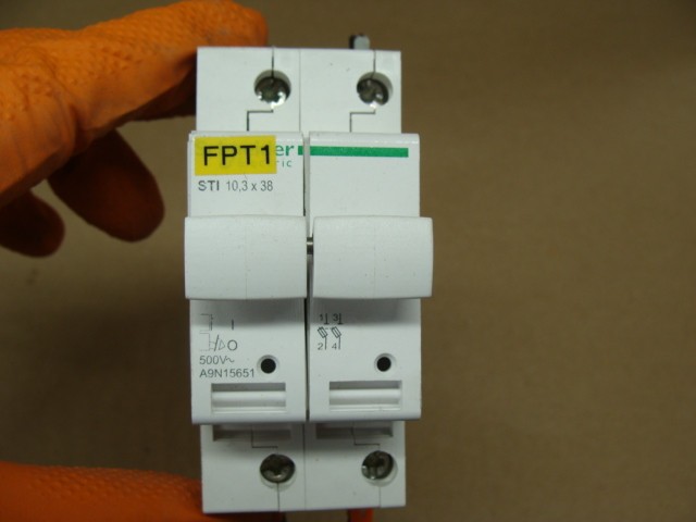 LOT OF 2 SCHNEIDER FUSE HOLDERS A9N15651 STI 10,3X38 500V 2 POLE