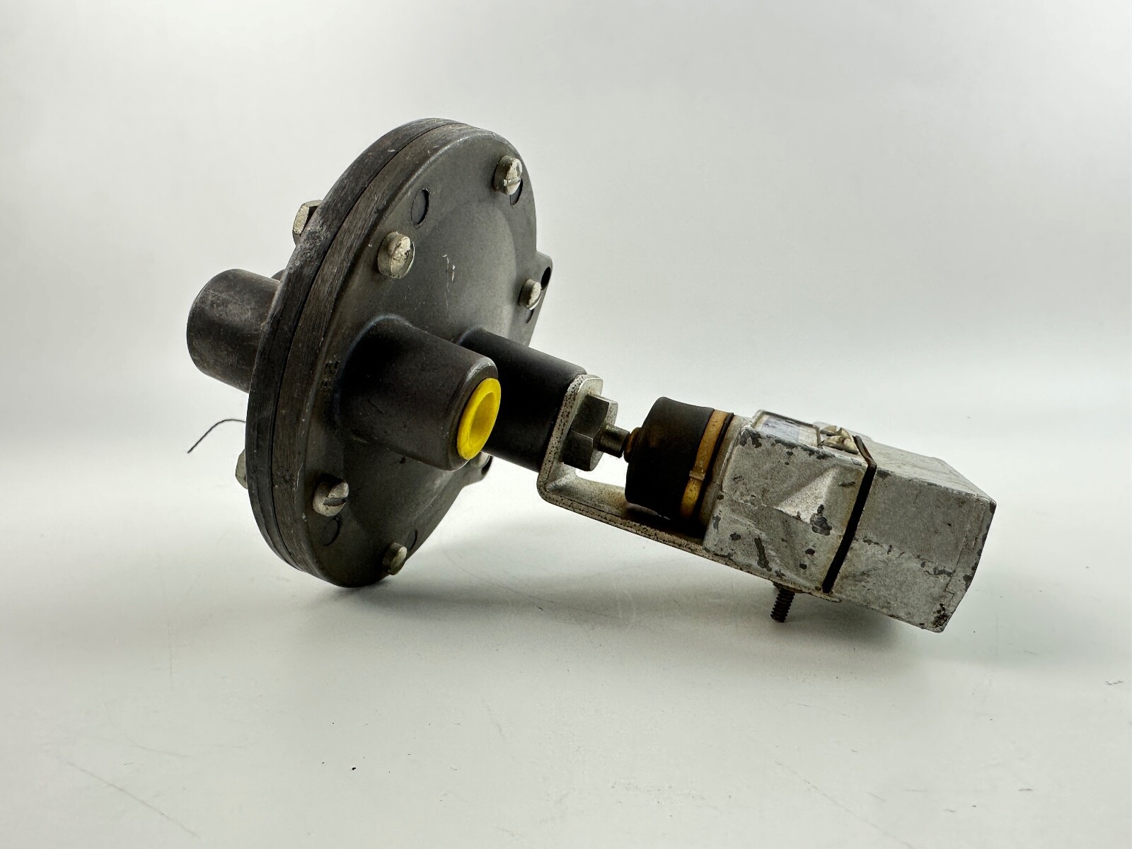 Amot Controls Regulator, Model 4144A001 UND LAB BZE6-2RN