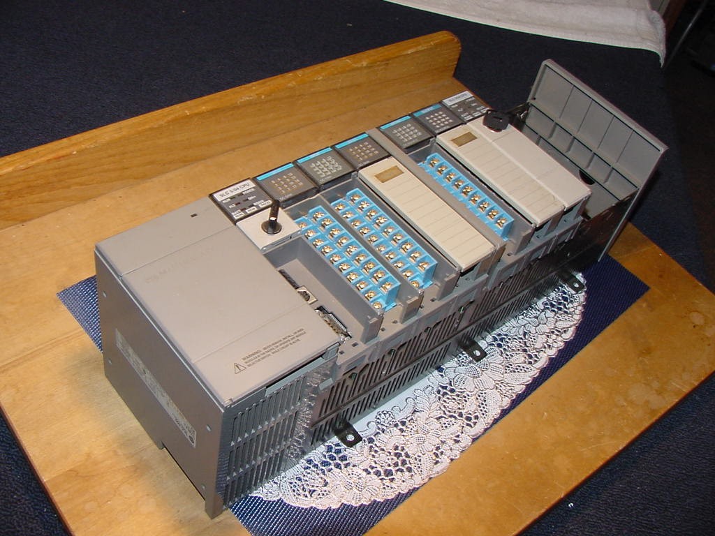 Allen Bradley PLC, SLC500 1746-A10 (2) SLC5/04 CPU, (2) DC-Source & (2) DC-Sink