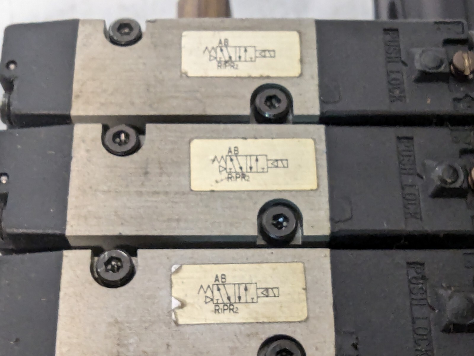 Taiyo Manifold Block w/ 3 SRS1-8S DC24V Solenoid Valves