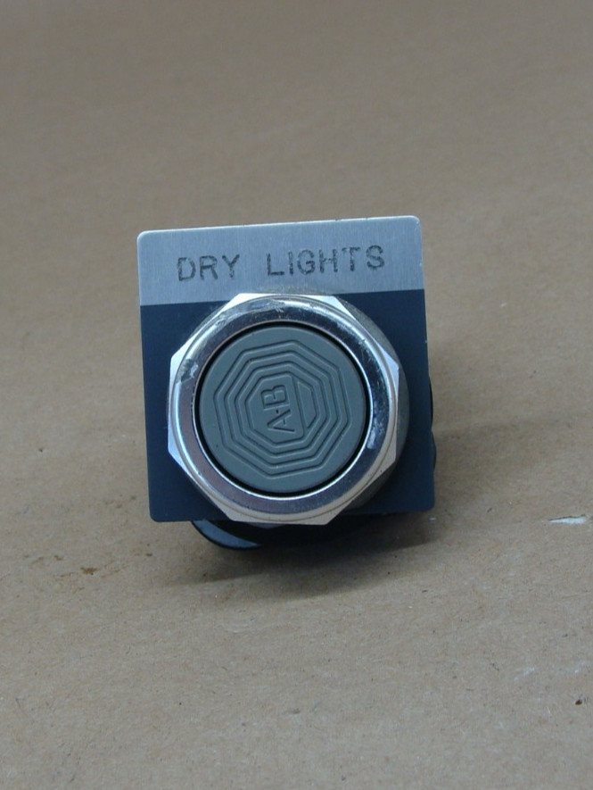 LOT OF 3 ALLEN BRADLEY GRAY FLUSH HEAD PUSH BUTTONS 800T-A4A SER T TYPE 4/13