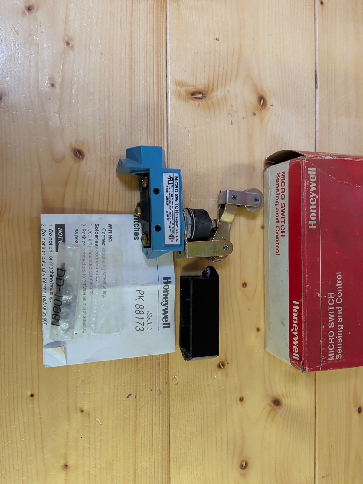 Honeywell BZE6-2RN28 Micro Switch Limit Switch NIB