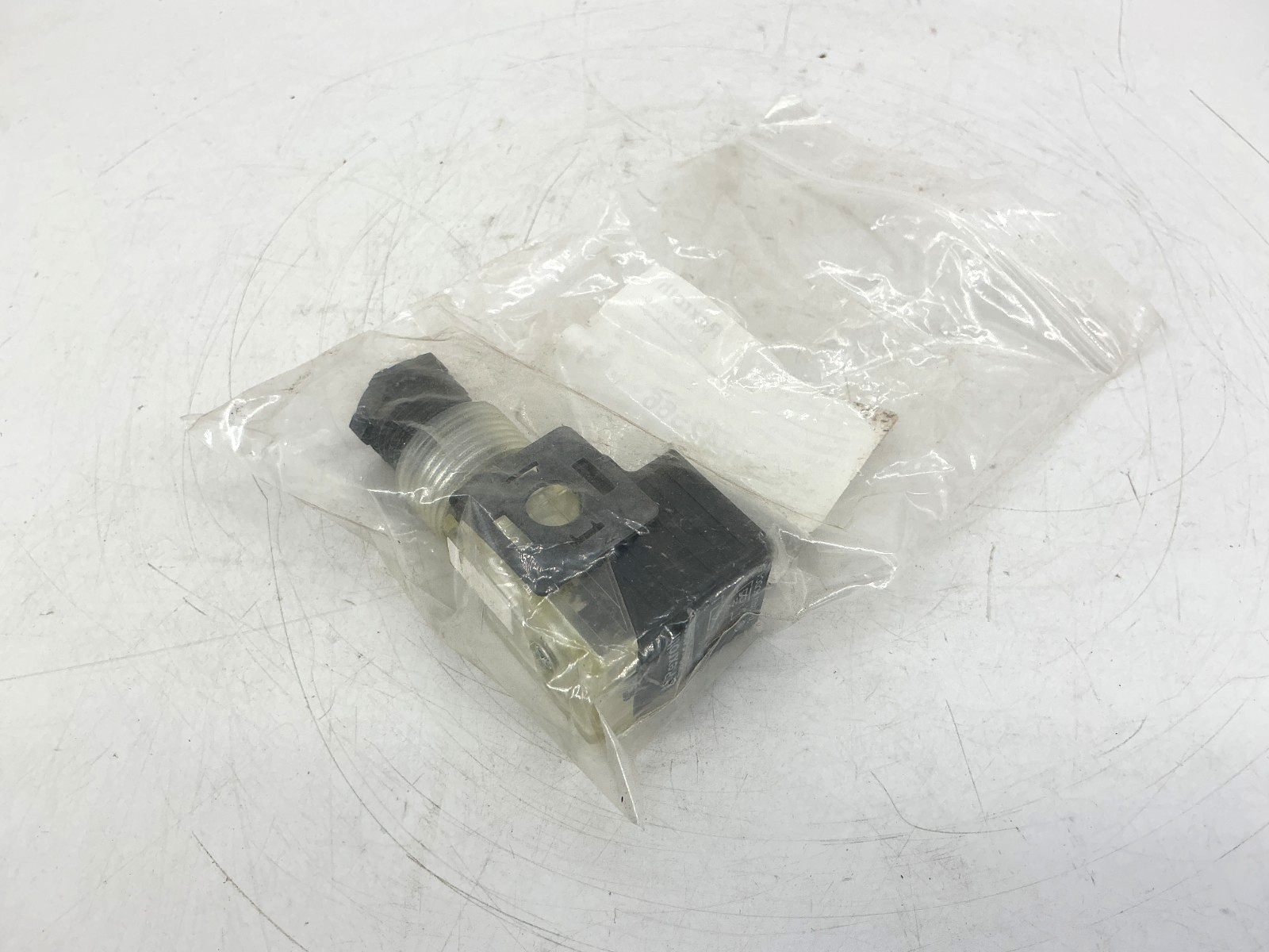 New Bosch Rexroth R900842566 Plug-In Connector 3P 1.5A 24-240VDC/VDC